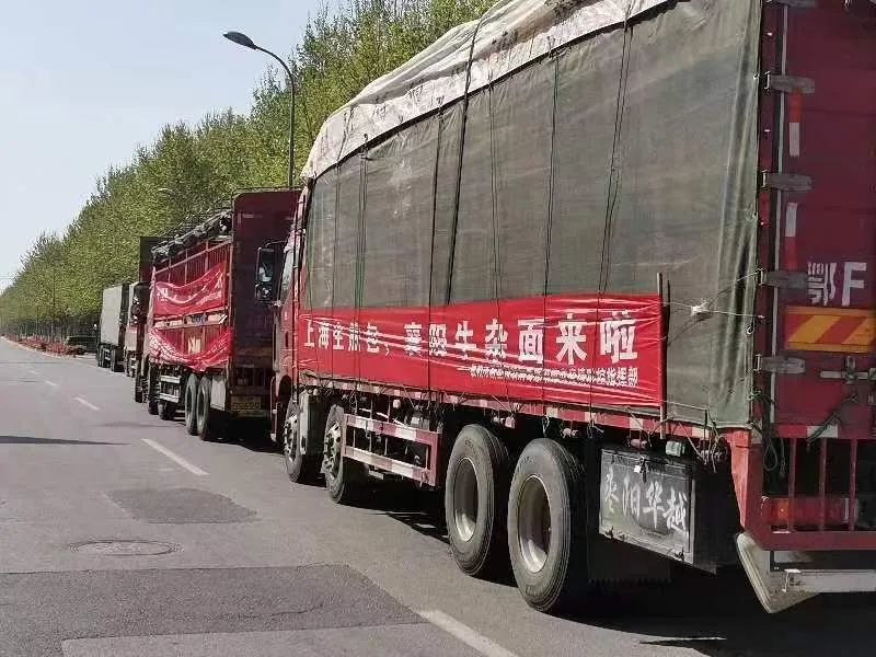 ▲在路边简单休整的运输车队。 受访者供图