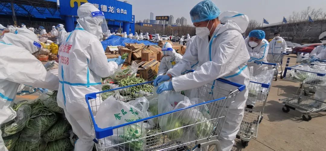 ▲4月11日,大连万众应急救援队的志愿者们正在打包送往上海的蔬菜。 受访者供图