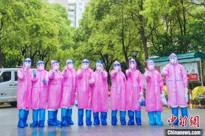 26日,上海中雨,志愿者给周新芳所在医疗队送来雨衣。 受访者供图