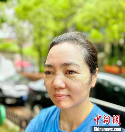 周新芳与中新网视频连线截图。 视频截图 摄
