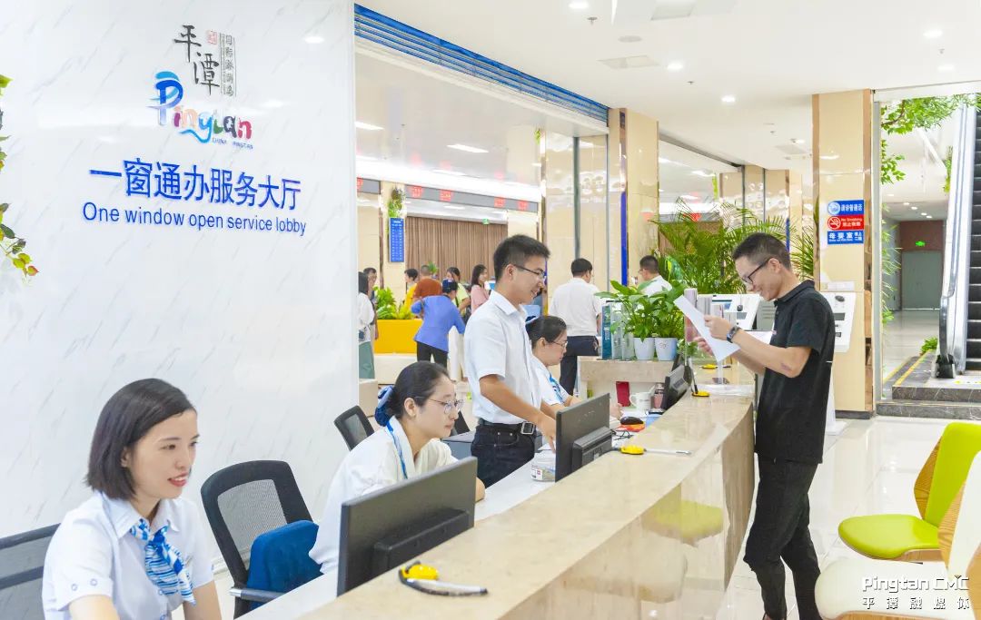 市民在一窗通办服务窗口办理业务(277761)-20210925130616.jpg