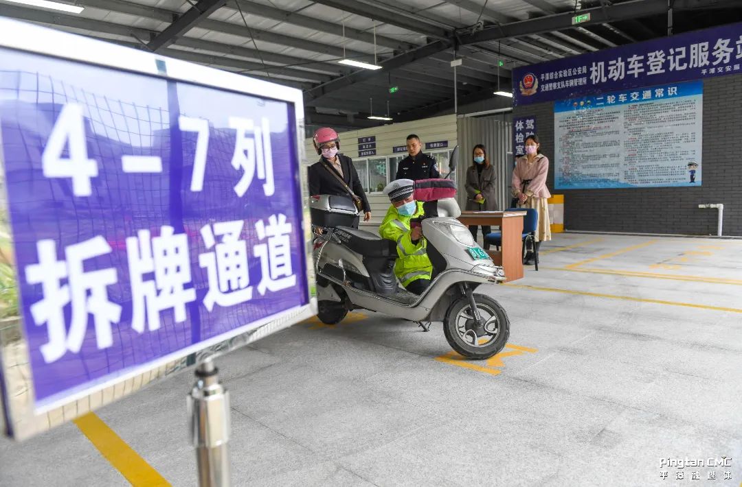 市民市民来到机动车登记服务站拆除绿牌_副本.jpg