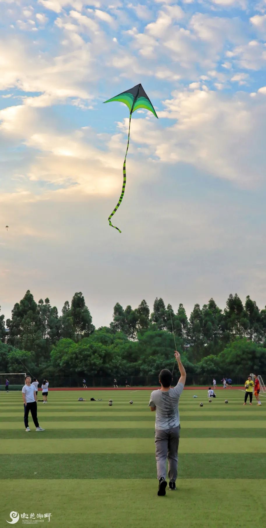 邱韵霏 (6)傍晚操场.jpg