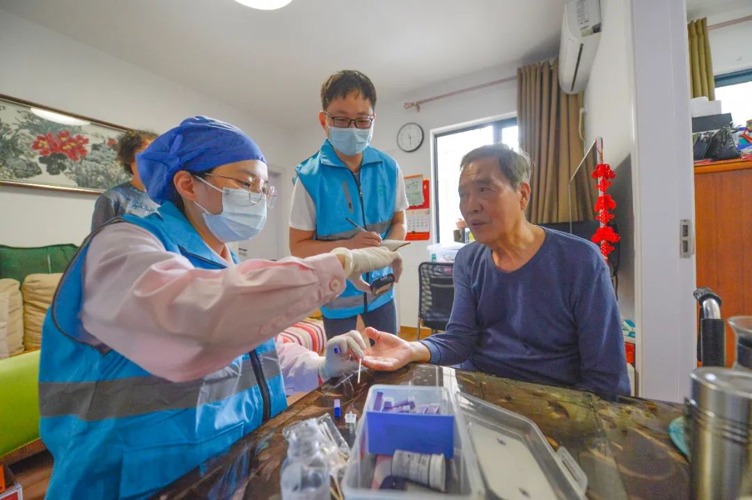 家庭医生上门为老人检测血糖。本报记者 池(6613077)-20220522121859.jpg