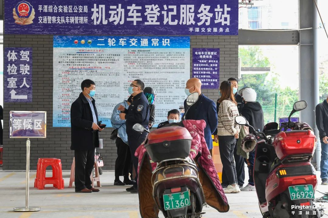 3_14 市民市民来到机动车登记服务站拆除绿牌 _副本.jpg
