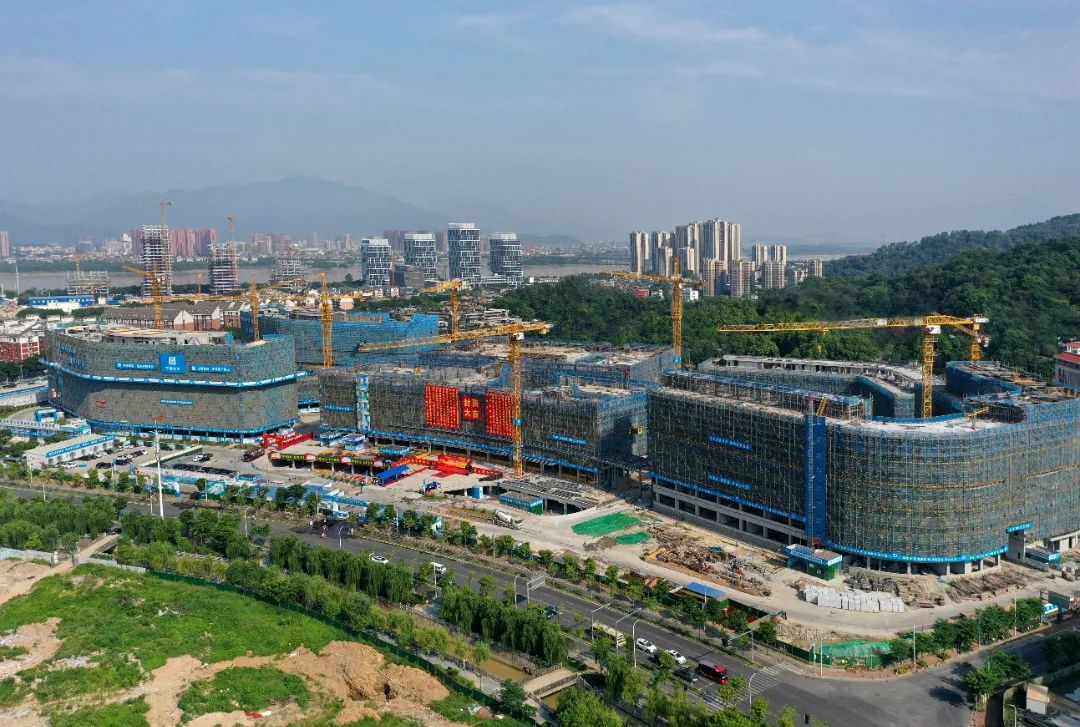 孟超肝胆医院金山院区大楼封顶。本报记者 (6613070)-20220522121538.jpg