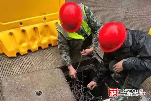 县住建局对城区主次干道开展雨水检查.jpg