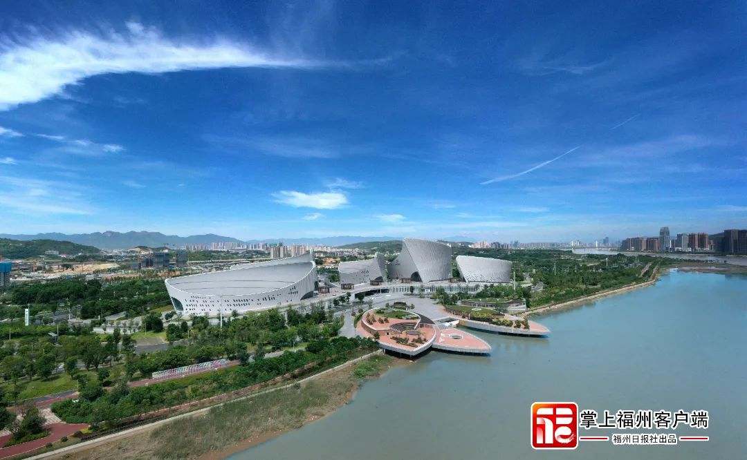 海峡文化艺术中心熠熠生辉。本报记者 叶义斌 摄_副本.jpg