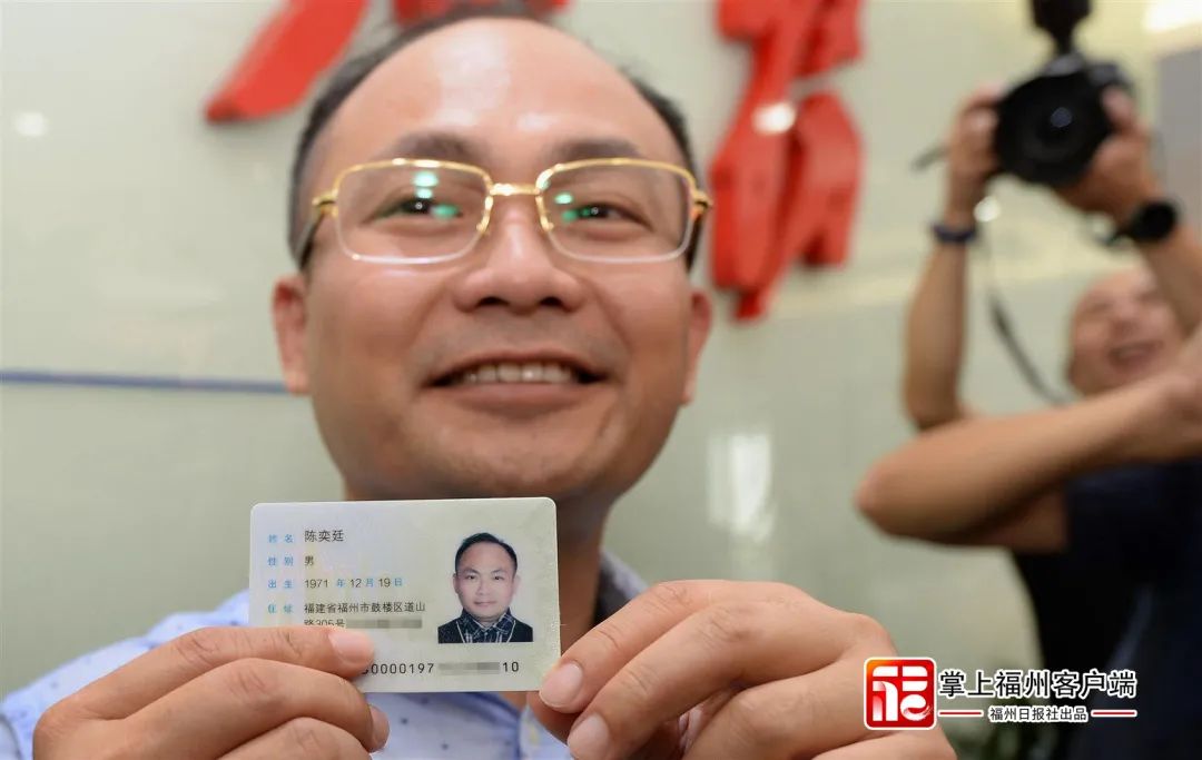 描述:2018年9月3日,陈奕廷领到福建首张台湾居民居住证。福建首张台湾居民居住证在福州发出,从申请到领证仅2天,持证台胞基本实现与本地居民同等待遇。-作者:叶义斌-拍摄时间:2018-09-03_副本.jpg