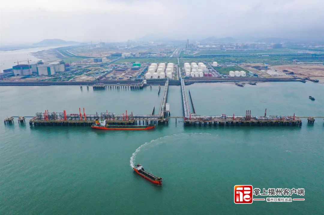 描述:江阴港化工码头。市工信局坚持“3820”战略工程思想精髓,着力扶引大龙头、培育大集群、发展大产业,扎实推进工业(产业)园区标准化建设,不断优化产业结构,全方位推进工业高质量发展超越。-作者:池远-拍摄时间:2022-05-26.jpg