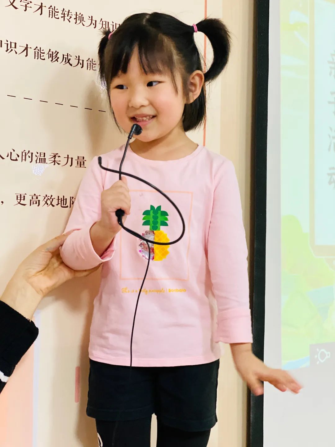 大家踊跃表现特长,积极上台表演节目4.jpg