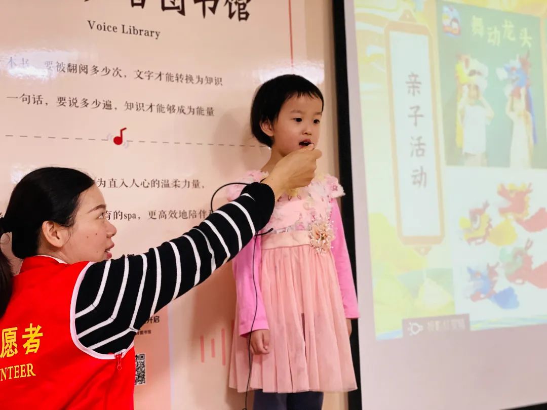 大家踊跃表现特长,积极上台表演节目.jpg