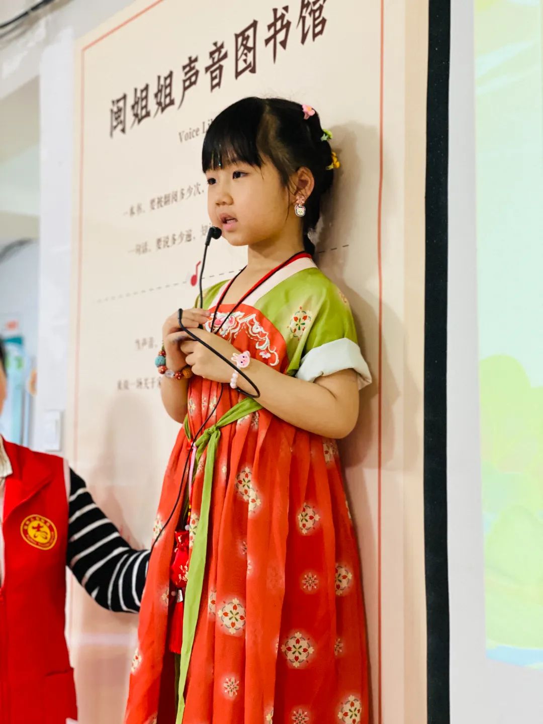 大家踊跃表现特长,积极上台表演节目2.jpg