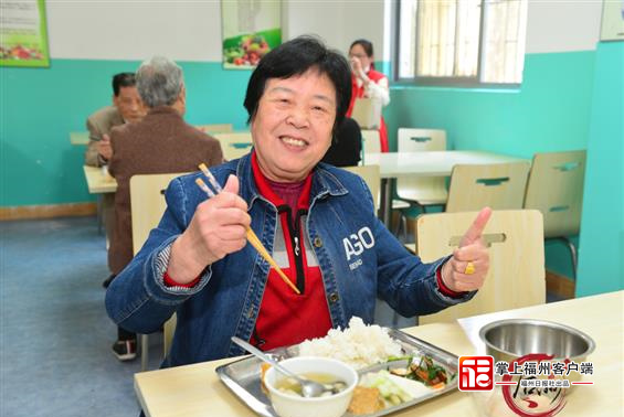 描述:2022年5月17日,老年人为长者食堂点赞。17日,台江区后洲街道中亭街社区长者食堂揭牌投用,一道道色香味俱全的菜品让不少老人竖起大拇指点赞。-作者:叶诚-拍摄时间:2022-05-18.jpg