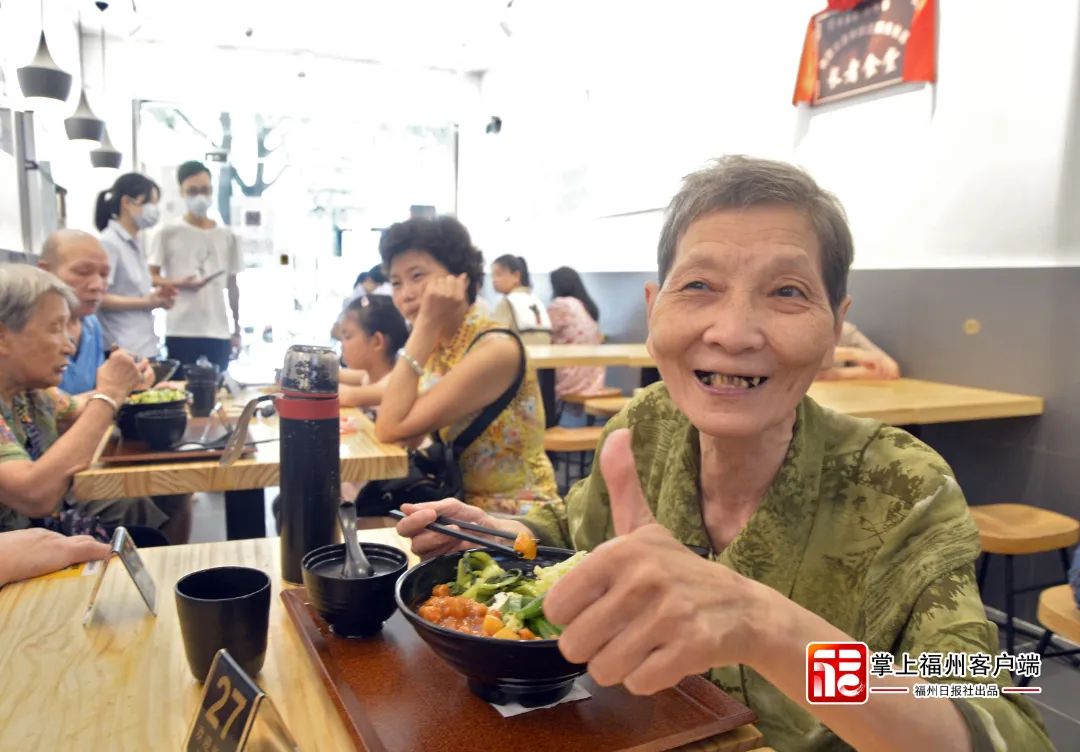 茶亭街道阳光社区老人为社区长者食堂点赞。郑帅4.jpg