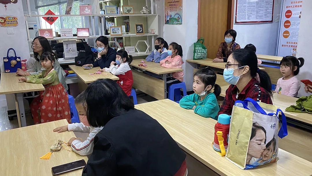 活动现场,家长与孩子们认真倾听.jpg