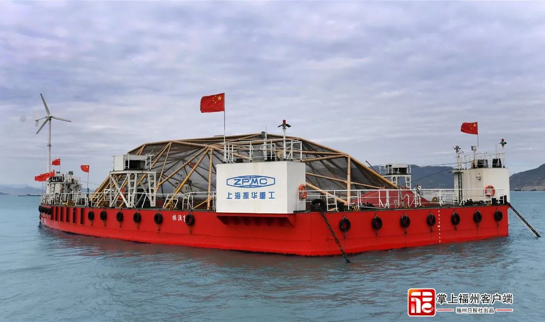 描述:2019年10月29日,福州与振华重工集团合作的“振鲍1号”“振渔1号”等深海养殖项目逐步向莆田、宁德等地推广。新的一年,闽东北四市一区继续坚持“八个互动”,以推进13个共享平台建设为主线,以落实十大协同项目为重点,合力促进闽东北区域协同发展、连片繁荣。-作者:叶义斌-拍摄时间:2019-12-15.jpg
