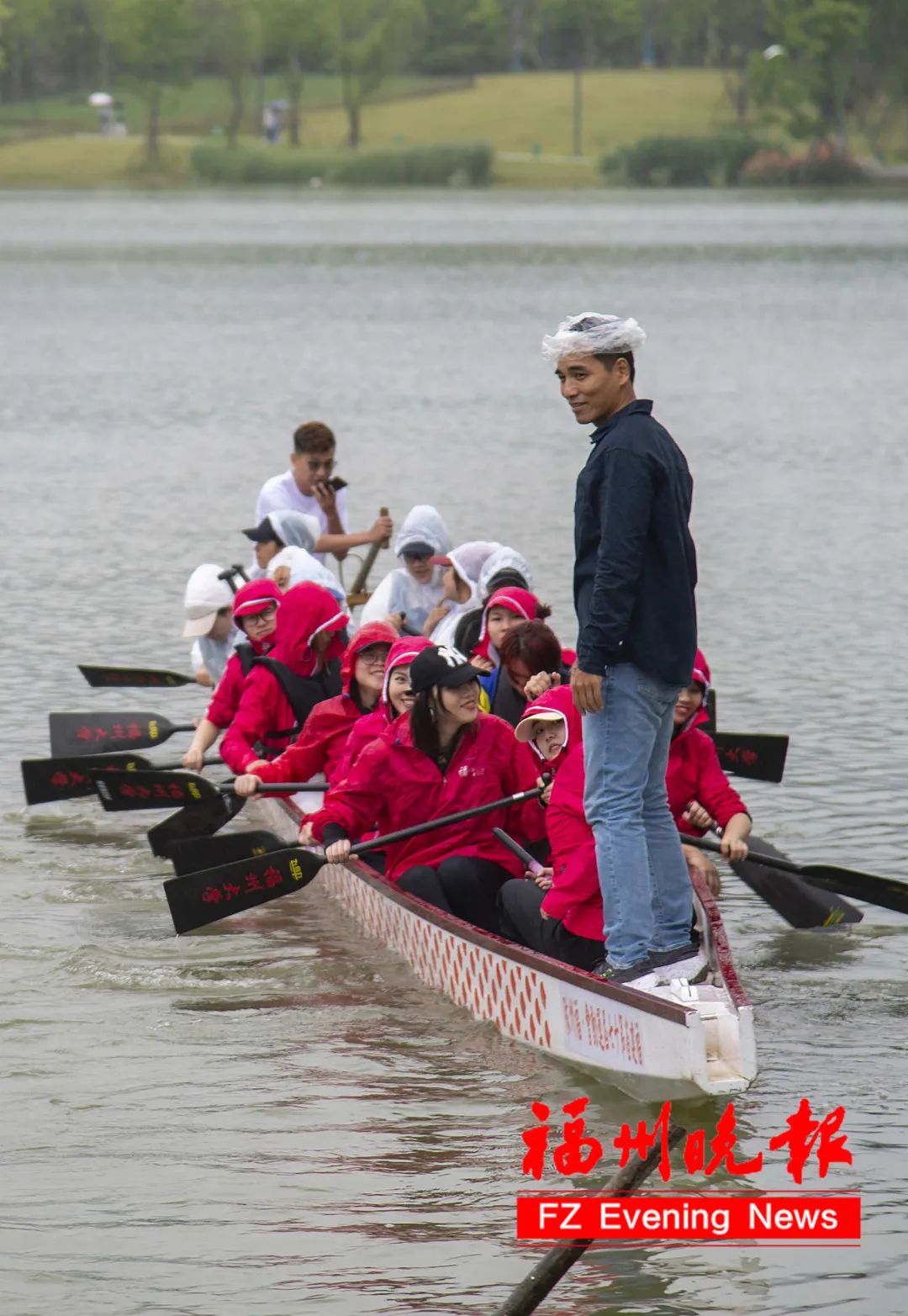 DSC_9932h--吴杰忠冒雨登上龙舟台带领同学们训练。_2.jpg