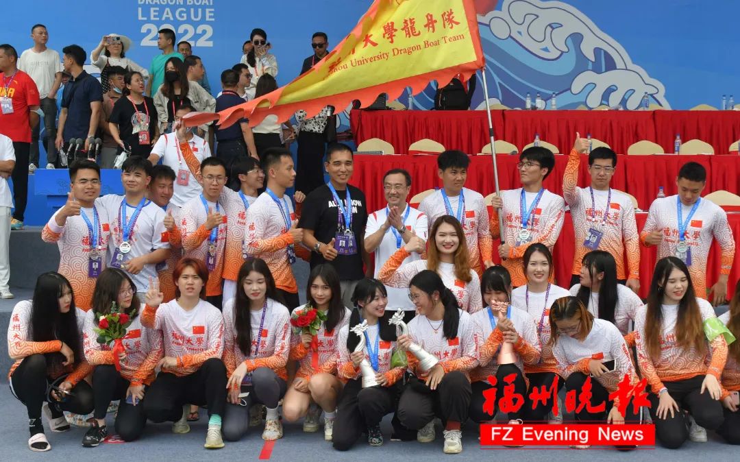 DSC_1983-龙舟赛颁奖仪式后,吴杰忠与龙舟队成员们一起留影。_2.JPG