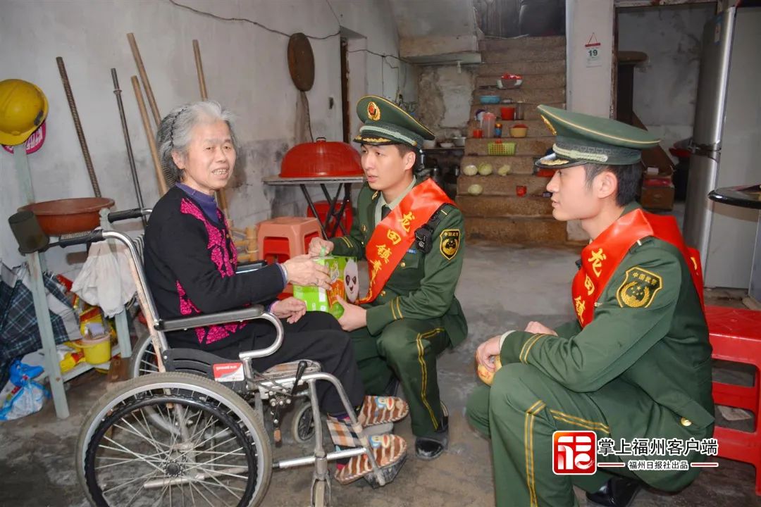 描述:武警官兵与侨胞侨眷共建和谐“连心桥”(资料图片)。鱼水深情三十载,福州双拥再启程——写在第一次全国拥军优属拥政爱民工作会议在福州召开30周年之际。-作者:市双拥办供图-拍摄时间:2021-01-15_副本.jpg