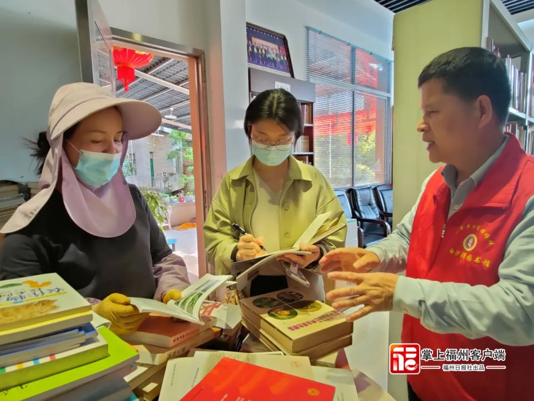 林岳铿在图书馆里.jpg