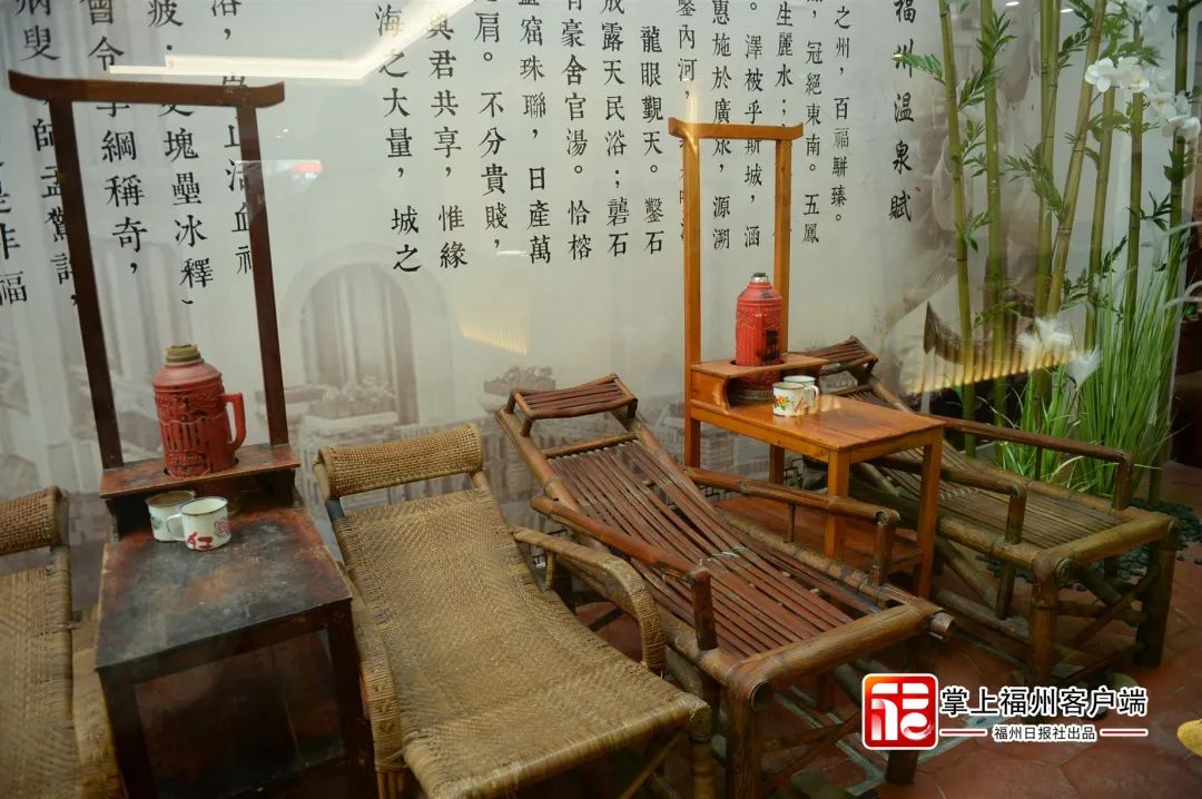 描述:2017年12月5日,福州市,澡堂重新装修后,开辟专门区域,展示竹躺椅等澡堂老物件。+温泉路上的温泉澡堂年初闭门装修,5日重新装修后正式揭牌,更名为福龙泉澡堂。-作者:叶诚-拍摄时间:2017-12-06_副本.jpg