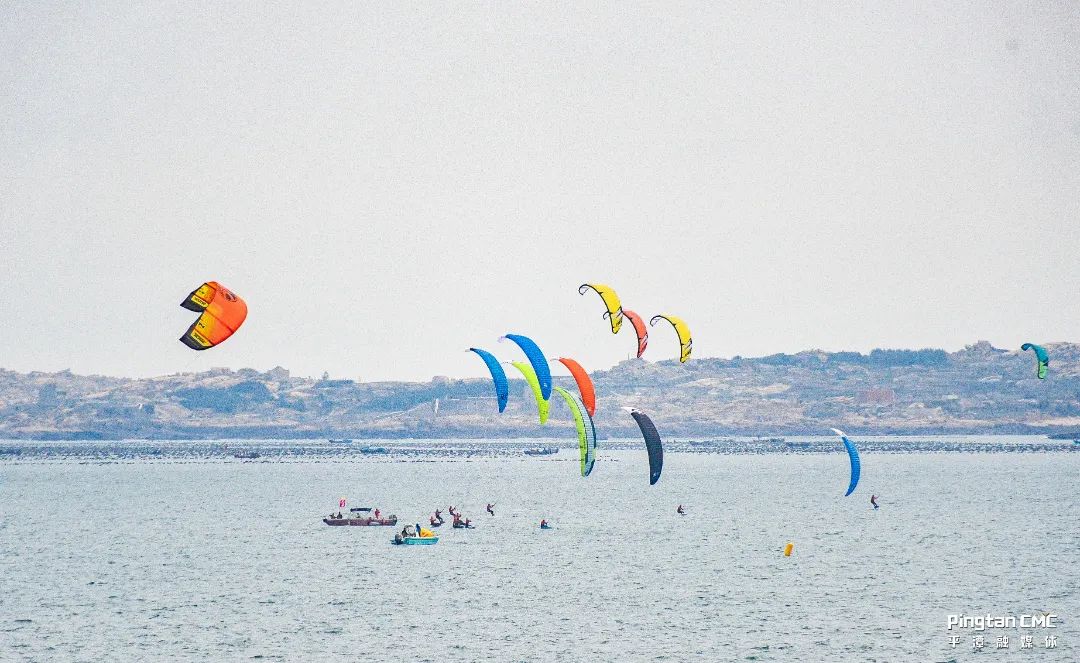 风筝冲浪的选手们正在海上进行比赛(780569)-20220322103750.jpg