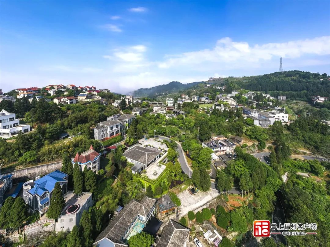 描述:2022年4月28日,鼓岭全景。鼓岭位于福州东郊,距城区13公里,海拔800多米,夏季气温不超过30℃,被誉为中国四大避暑胜地之一,百年前吸引了西方人在此兴建别墅度夏,和村民和谐共居,由此揭开了“鼓岭故事”的序幕。-作者:陈暖-拍摄时间:2022-06-07.jpg