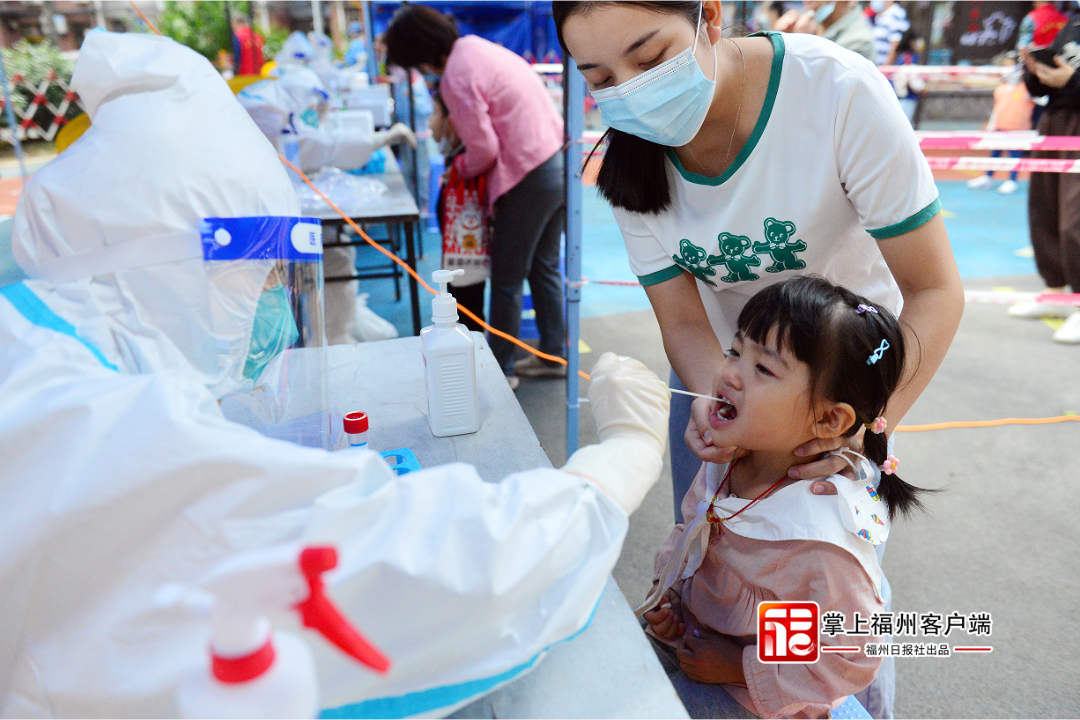 瞧,这位2岁的小妹妹多么勇敢!记者 叶诚 摄.png