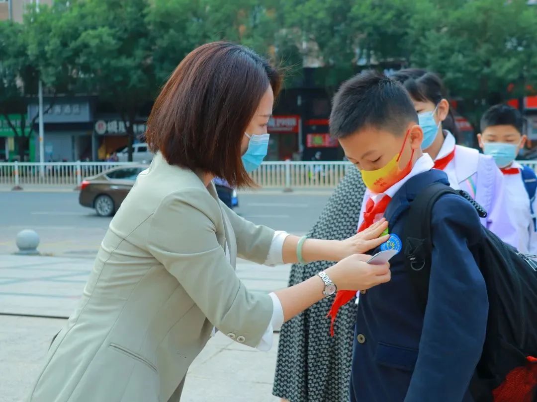 03福州市晋安区第二实验小学贴贴纸.jpg