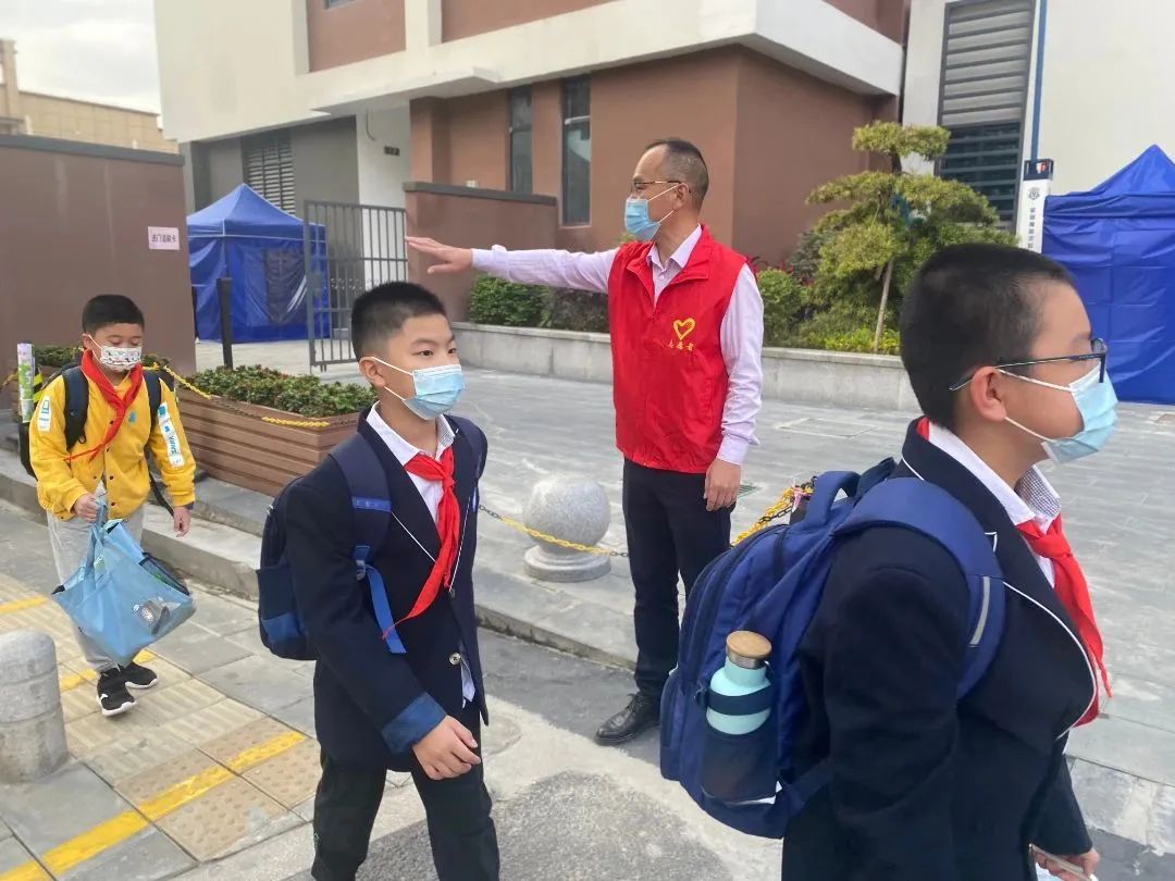 7象峰学校+返校复学党员志愿者.JPG