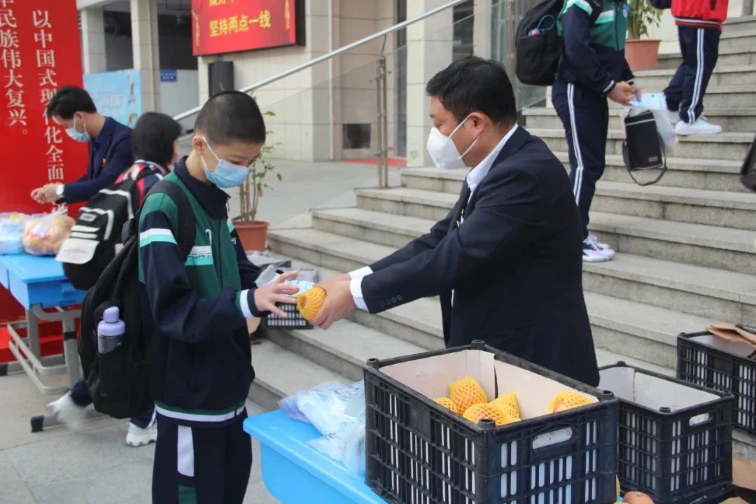 中学➕01福州第七中学➕校领导给学生发苹果3.jpg