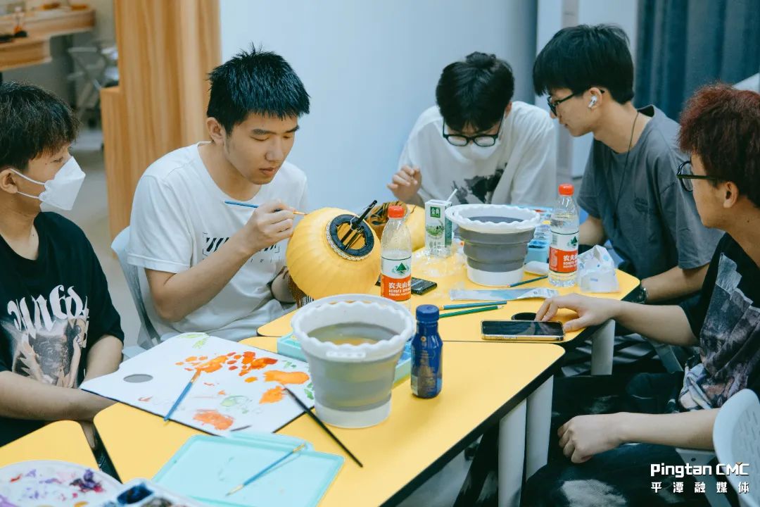 福建信息职业技术学院平潭校区学生在制作岚台灯笼_副本.jpg