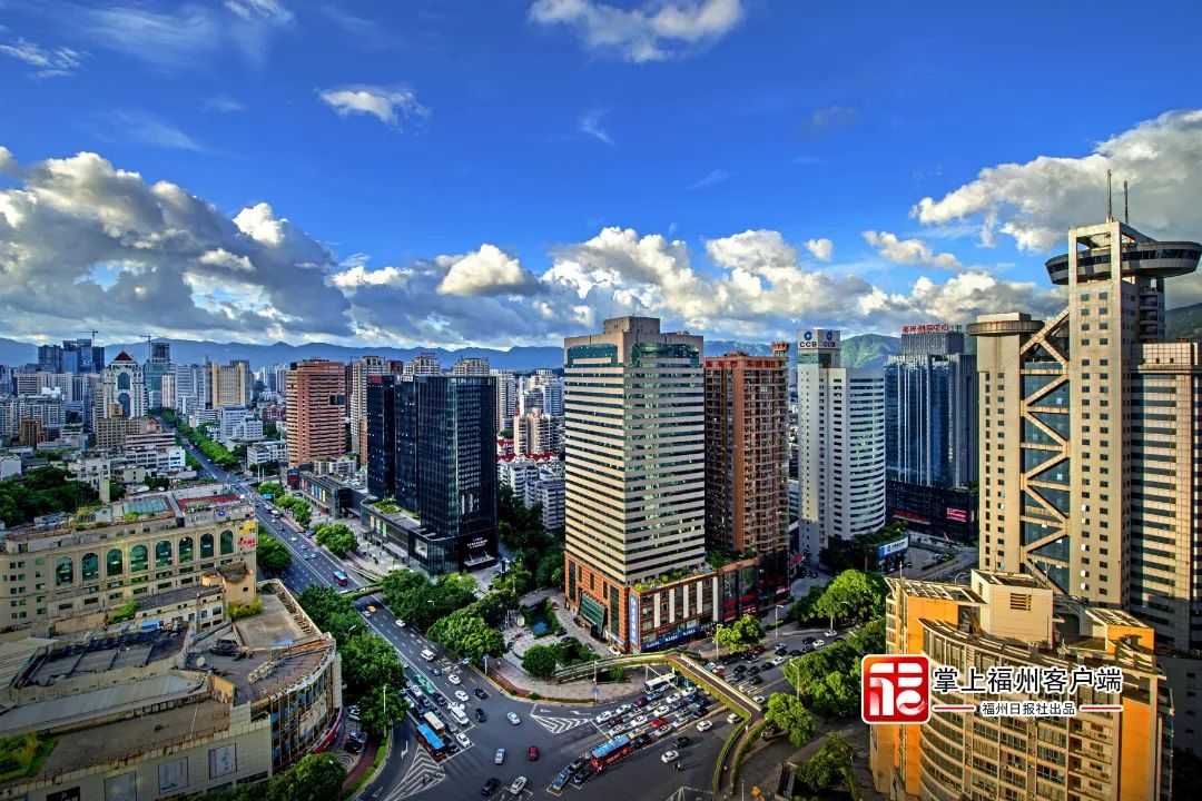 描述:2017年5月11日,福州市,鼓楼区。“福州蓝”下的五一路。鼓楼经济社会发展亮点迭出。2016年鼓楼区生产总值1264.8亿元,增长9.3%,总量全省第二,全国省会城市所辖区前十强。攻坚2017”“招商2017”“三重三比”-作者:刘小兰 -拍摄时间:2017-05-11.jpg