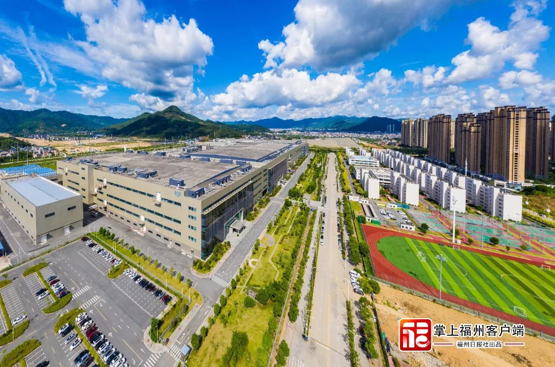 描述:融侨经济技术开发区正在构建千亿电子信息产业集群,园区的相关配套设施正逐步完善。招商提效 项目提速 环境提优 干部提振,福清:奋进扬帆起 攻坚正当时。-作者:林双伟-拍摄时间:2021-09-25_副本.jpg