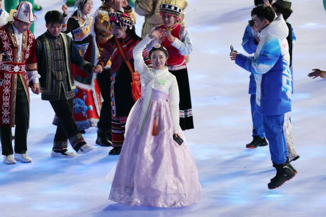 北京冬奥开幕式上的中国朝鲜族服饰