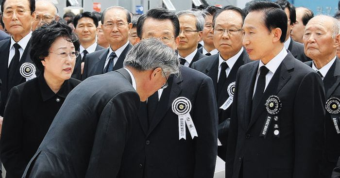 文在寅在卢武铉葬礼上向李明博鞠躬。