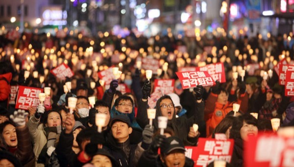 2016年-2017年韩国民众举行烛光抗议要求朴槿惠下台。但其后“MZ世代”期望的实质性社会经济改革并未出现。