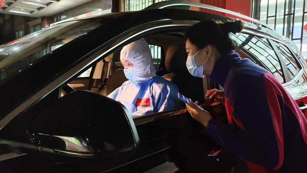工作人员准备出发跨区取药(奉贤区融媒体中心供图)