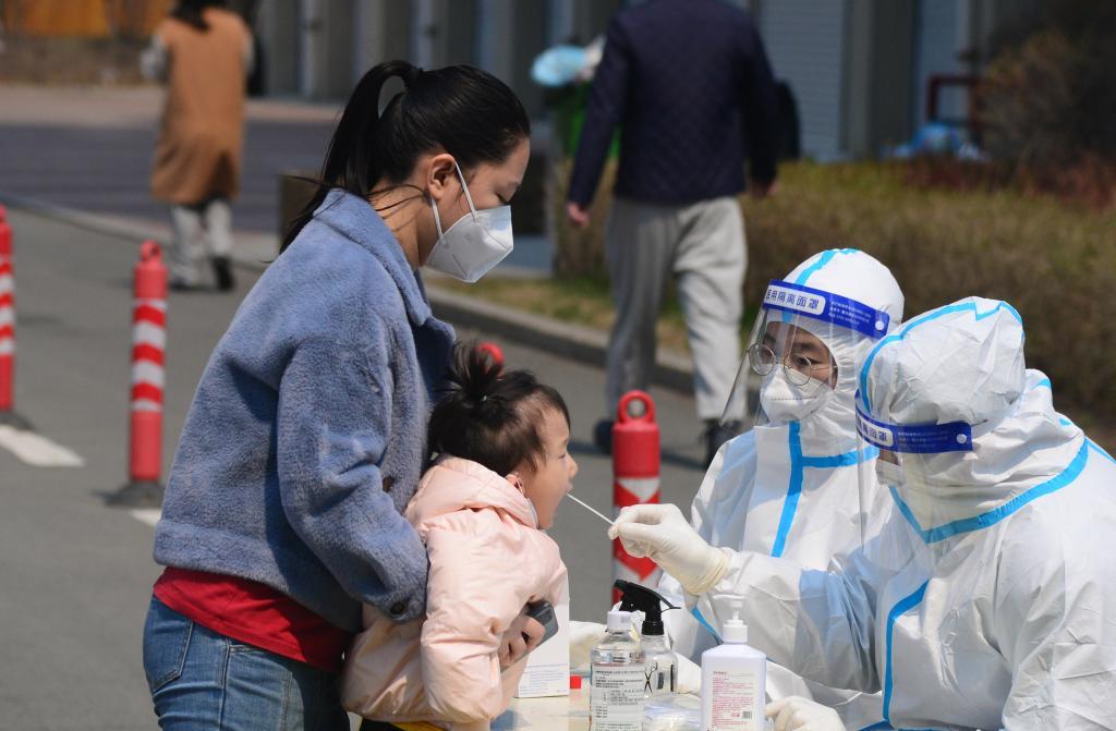 4月18日，在长春市一处核酸检测点，居民接受核酸检测采样。新华社记者 张建 摄