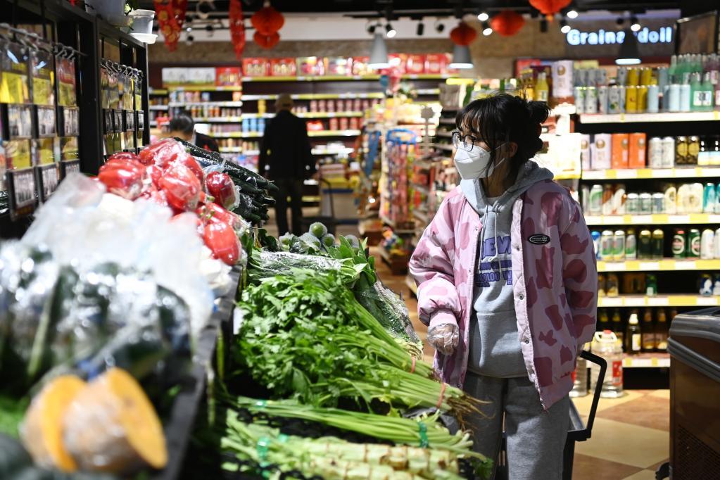 4月18日，在西宁市城西区宁食新心乐连锁超市海湖店，市民选购蔬菜。新华社记者 范培珅 摄