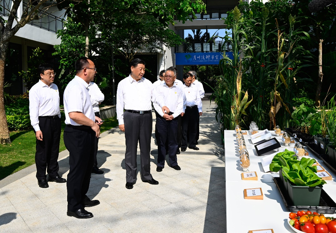 2022年4月10日下午,习近平在位于海南省三亚市崖州湾科技城的崖州湾种子实验室考察。新华社记者 李学仁 摄