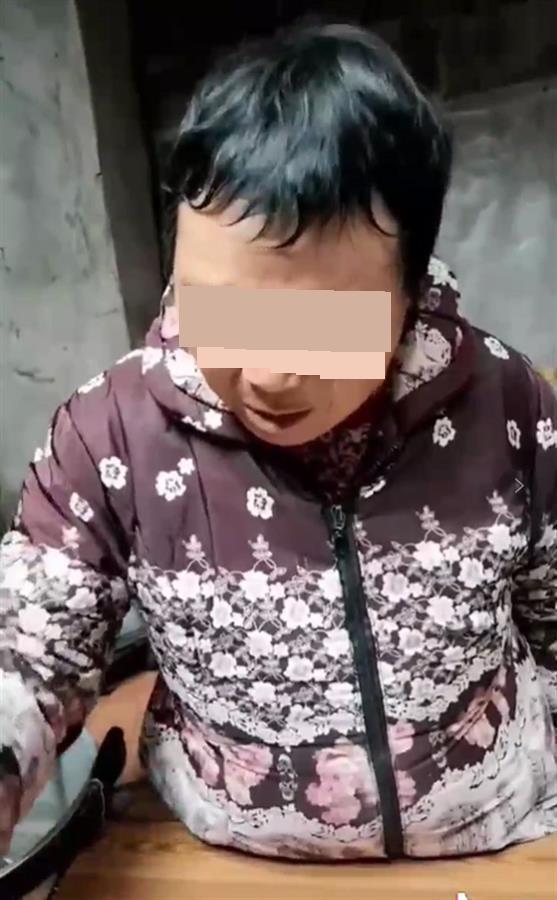 王女士的婆婆在做美食