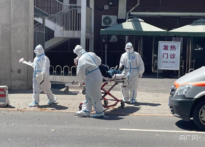 4月30日中午,北京朝阳医院发热门诊外(记者白杰戈 摄)