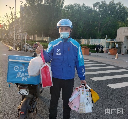 △外卖骑手张磊在配送(受访者供图)
