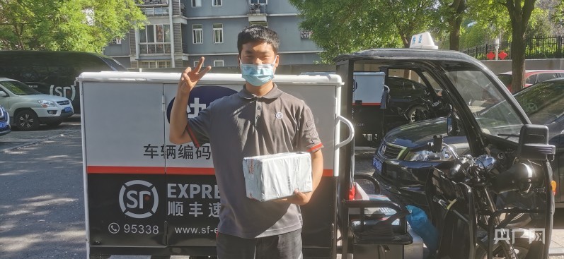 △26岁的“新手”快递员王毅也能在岗位上独当一面(受访者供图)