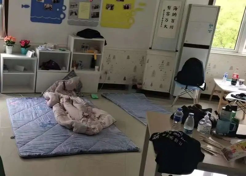 德锦苑“防疫大白”在陈桥居委会的住地。受访者供图