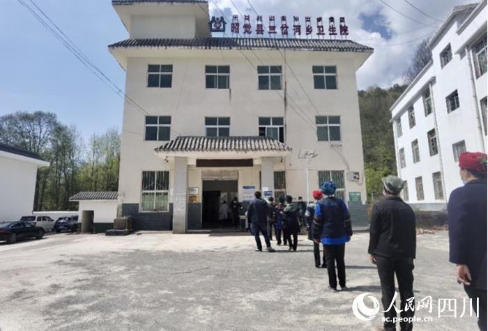 村民在卫生院排队做健康体检。人民网 王洪江摄