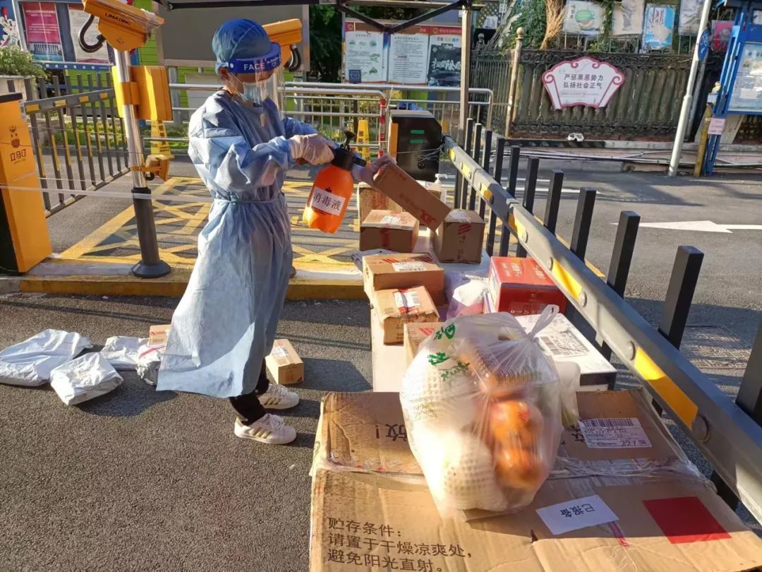 李静珠正在对快递进行消杀(央广网发 受访者供图)